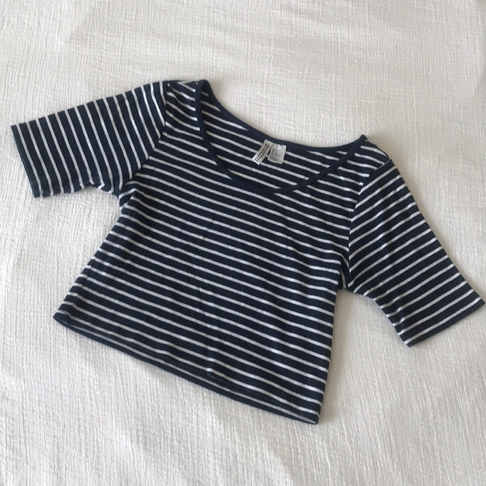 Blue/white striped cropped tee